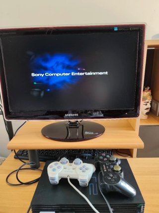 PlayStation 2 con controller e cavi