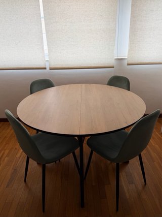 Mesa redonda y 6 sillas comedor