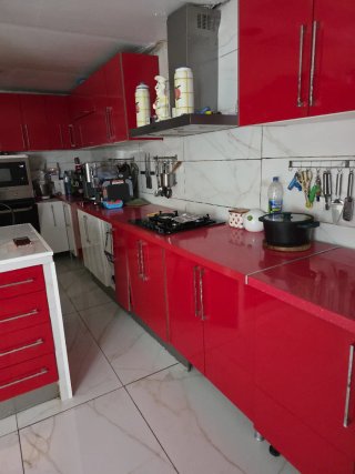 Mueble de cocina rojo brillante mas de 7 metros