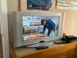 Televisor TV Bluesky BS2606VE y TDT Metronic mando