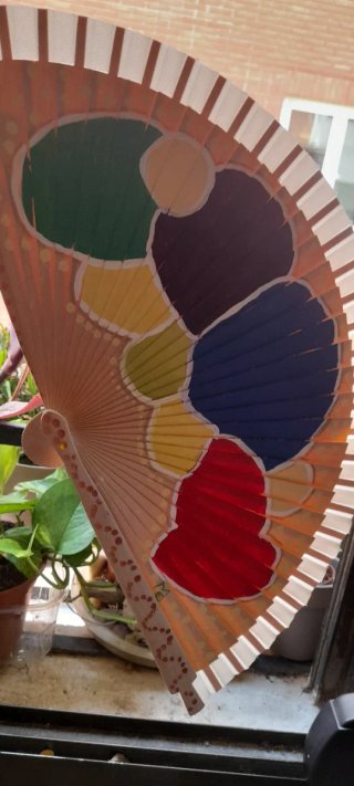 Abanico madera pintado a mano nuevo.