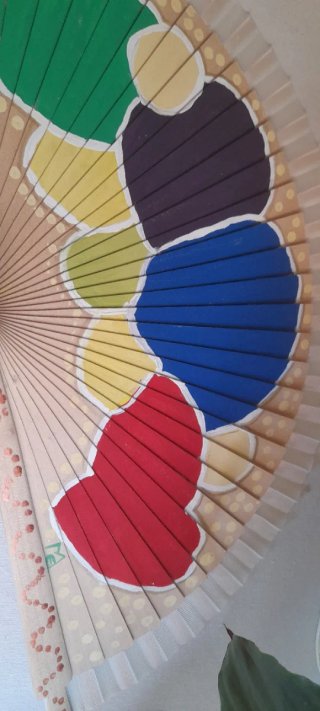Abanico madera pintado a mano nuevo.