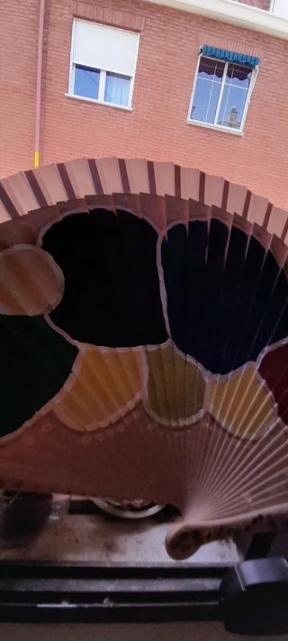 Abanico madera pintado a mano nuevo.