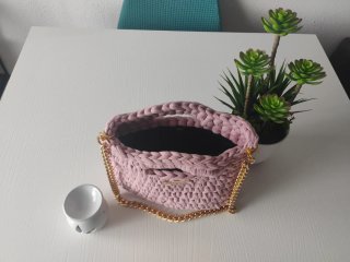 Bolso artesanal trapillo rosa con cadena dorada