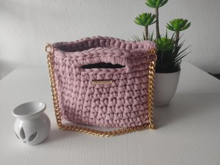 Bolso artesanal trapillo rosa con cadena dorada