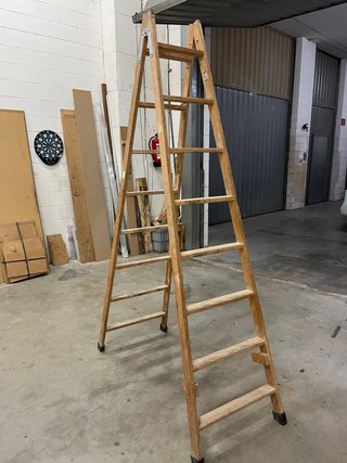 Escalera de madera robusta