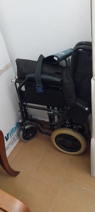 Se vende silla de ruedas con cinturón y cojin espe