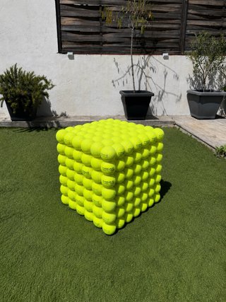 Taburete de pelotas de pádel usadas