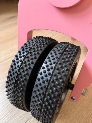 Scooter de madera rosa para niños