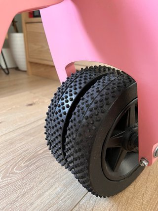 Scooter de madera rosa para niños