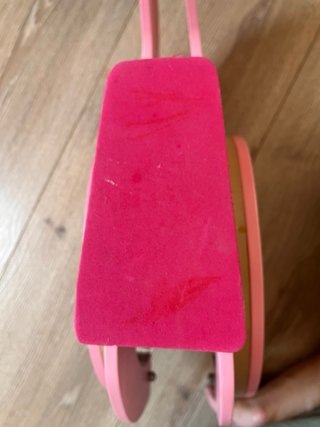 Scooter de madera rosa para niños