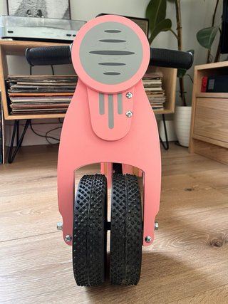 Scooter de madera rosa para niños