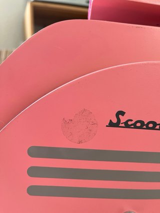 Scooter de madera rosa para niños