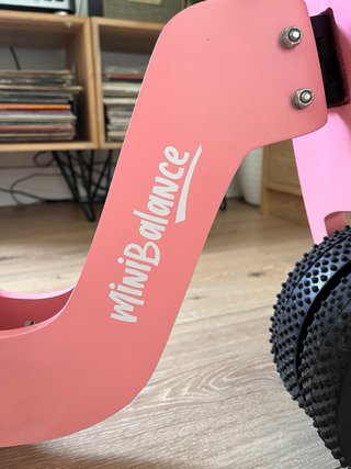 Scooter de madera rosa para niños