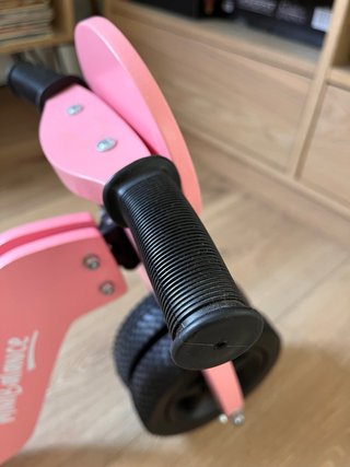 Scooter de madera rosa para niños