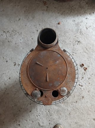 Estufa de leña antigua con rejilla
