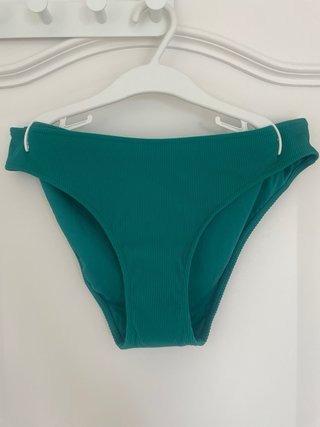 Bikini verde con top anudado