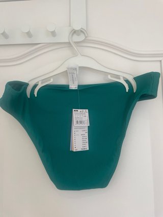 Bikini verde con top anudado