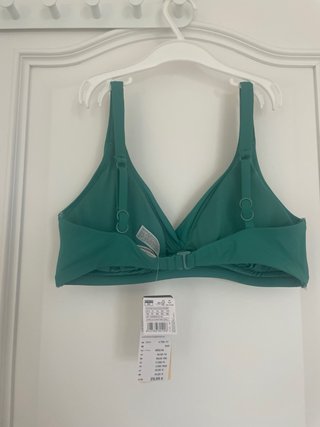 Bikini verde con top anudado