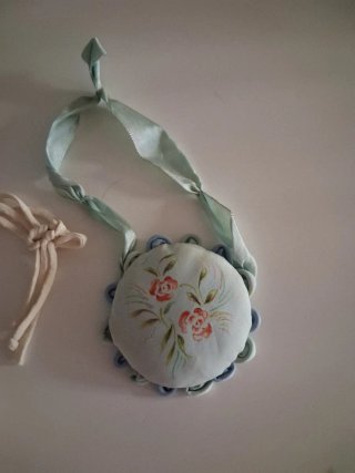 Bolso y alfiletero de muñeca antiguos.