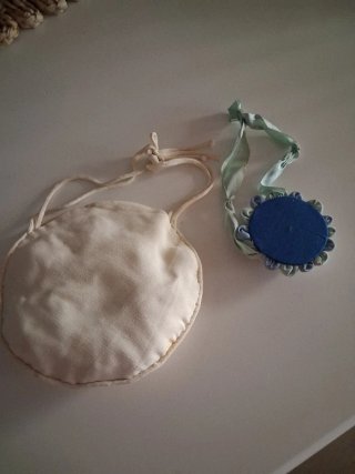 Bolso y alfiletero de muñeca antiguos.