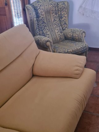 Sofá 3 plazas  amarillo tapizado  melocotón