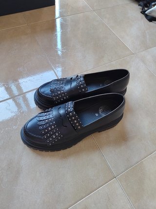 Mocasines negros con flecos y tachuelas T38