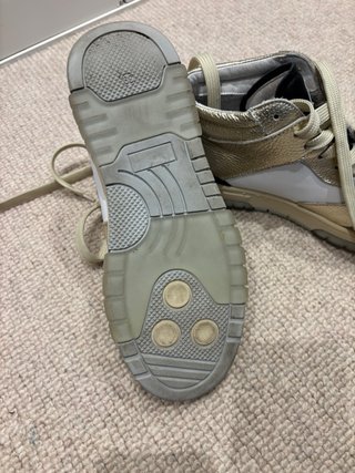 Zapatillas doradas y blancas