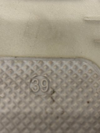 Zapatillas doradas y blancas