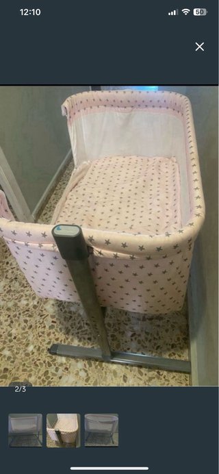 Cuna de bebé rosa con puntos