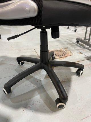 Silla de oficina ergonómica negra