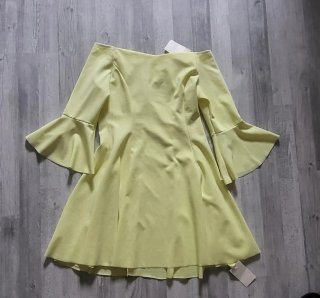 Vestido amarillo con mangas acampanadas