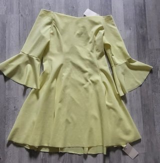 Vestido amarillo con mangas acampanadas
