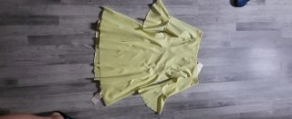 Vestido amarillo con mangas acampanadas