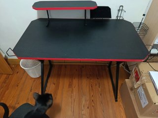 Mesa Gamer Negra con Borde Rojo