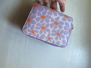 Cartera morada con flores naranjas