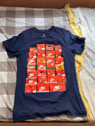 Camiseta Nike Azul Estampado Cajas Zapatillas