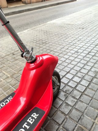 Patinete eléctrico vintage con asiento