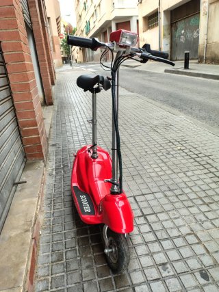 Patinete eléctrico vintage con asiento
