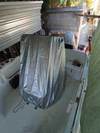 Barco blanco con toldo