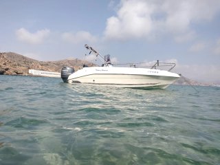 Barco blanco con toldo