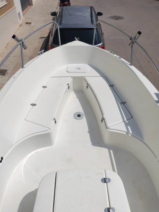 Barco blanco con toldo