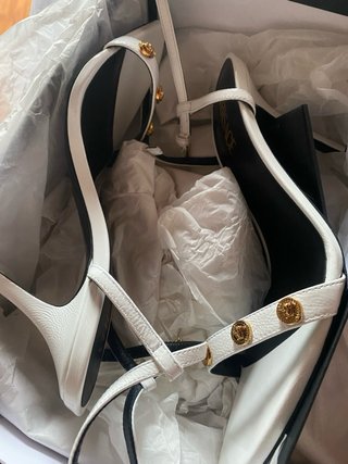 Sandali Versace bianchi con dettagli oro