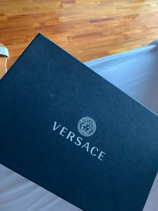 Sandali Versace bianchi con dettagli oro