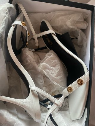 Sandali Versace bianchi con dettagli oro