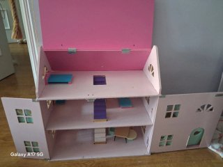 Casa de muñecas rosa y turquesa