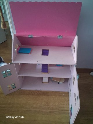 Casa de muñecas rosa y turquesa