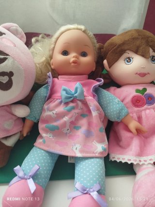 2Muñecas de peluche rosa con vestido y peluche