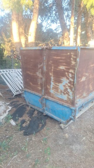 Contenedor de escombros azul