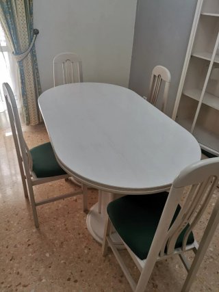Mesa y 4 sillas comedor blancas